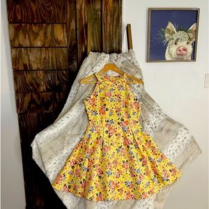 Perfect spring colors. Dress her up or down. Either way you can’t go wrong. 🌼🍃